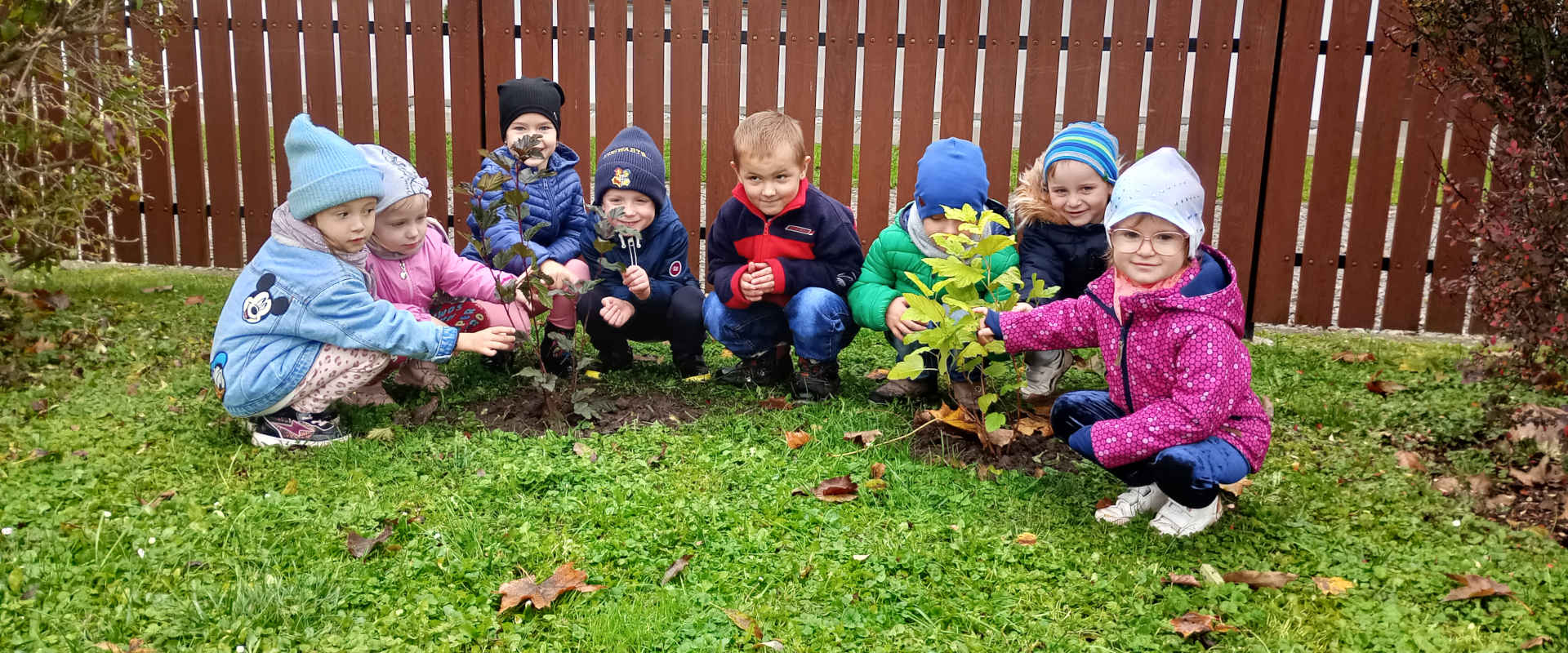 Dzieci sadzą drzewka