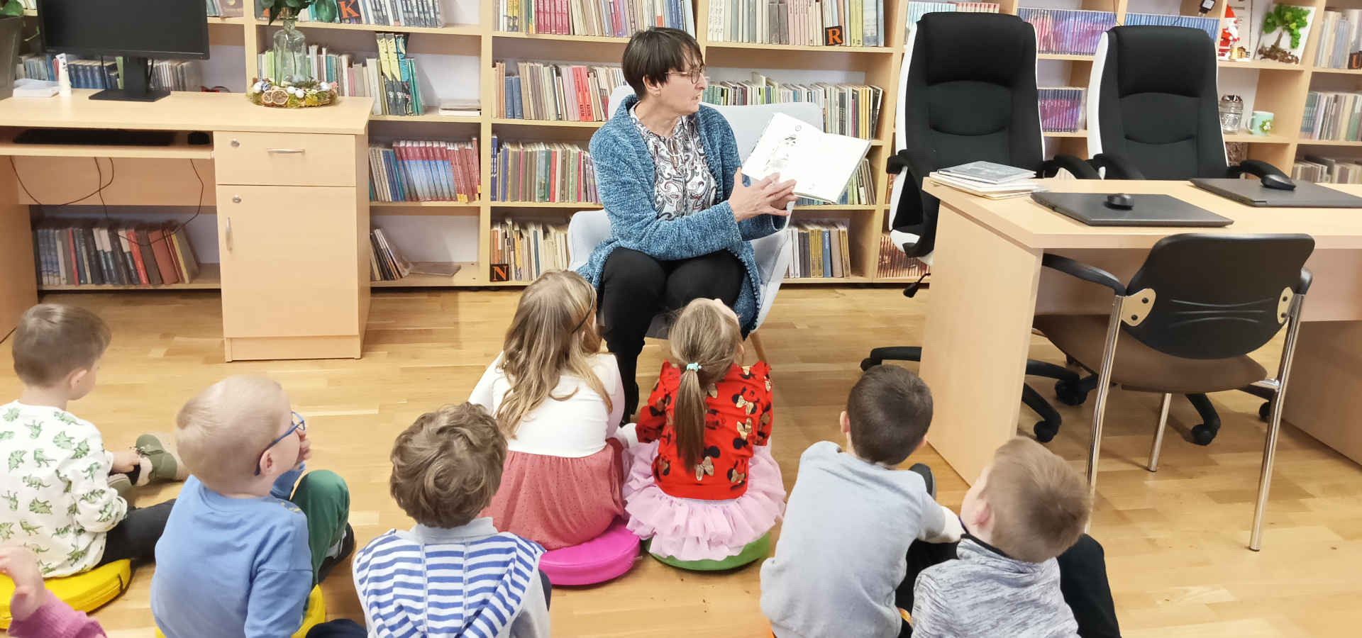 Dzieci w bibliotece z Panią Dorotą