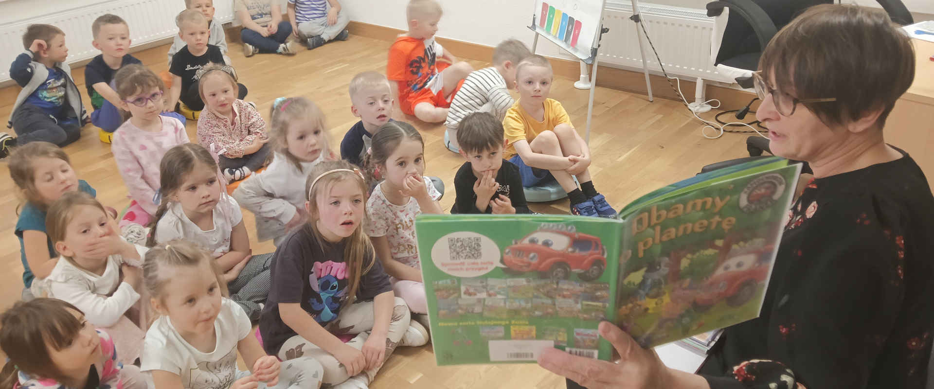 Dzieci podczas pogadanki w bibliotece