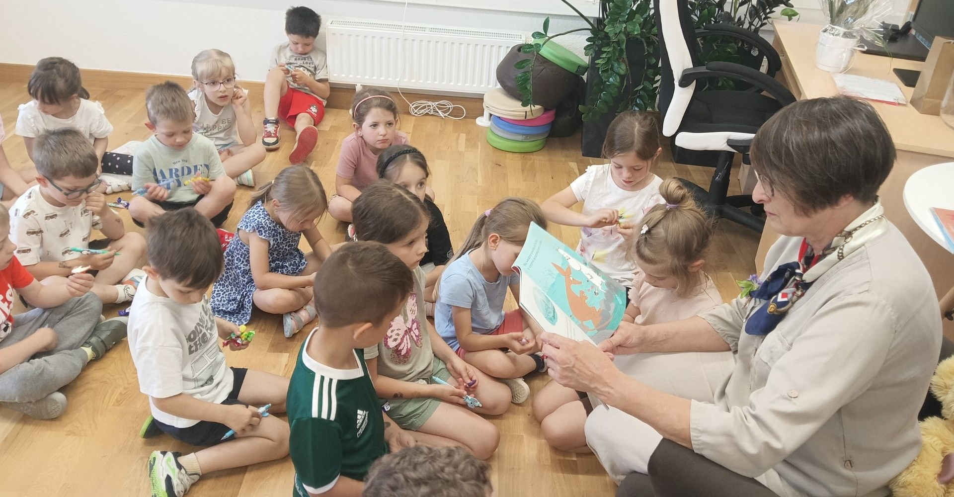 Dzieci w bibliotece podczas spotkania z Panią Kierownik