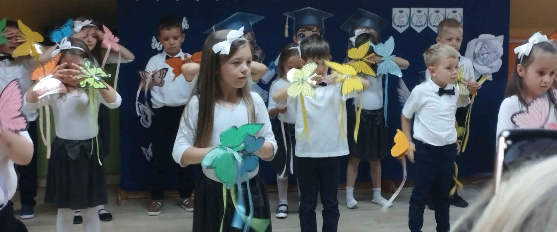 Dzieci z papierowymi kolorowymi motylami