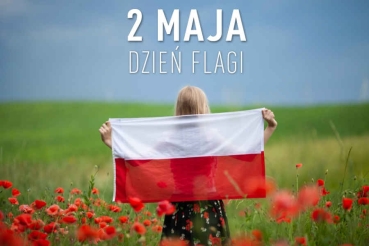 Dziecko z flagą Polski na ramionach