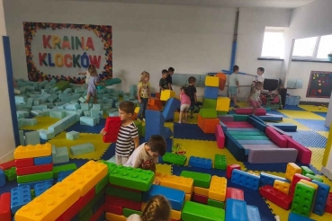 Dzieci bawią się na sali z klockami