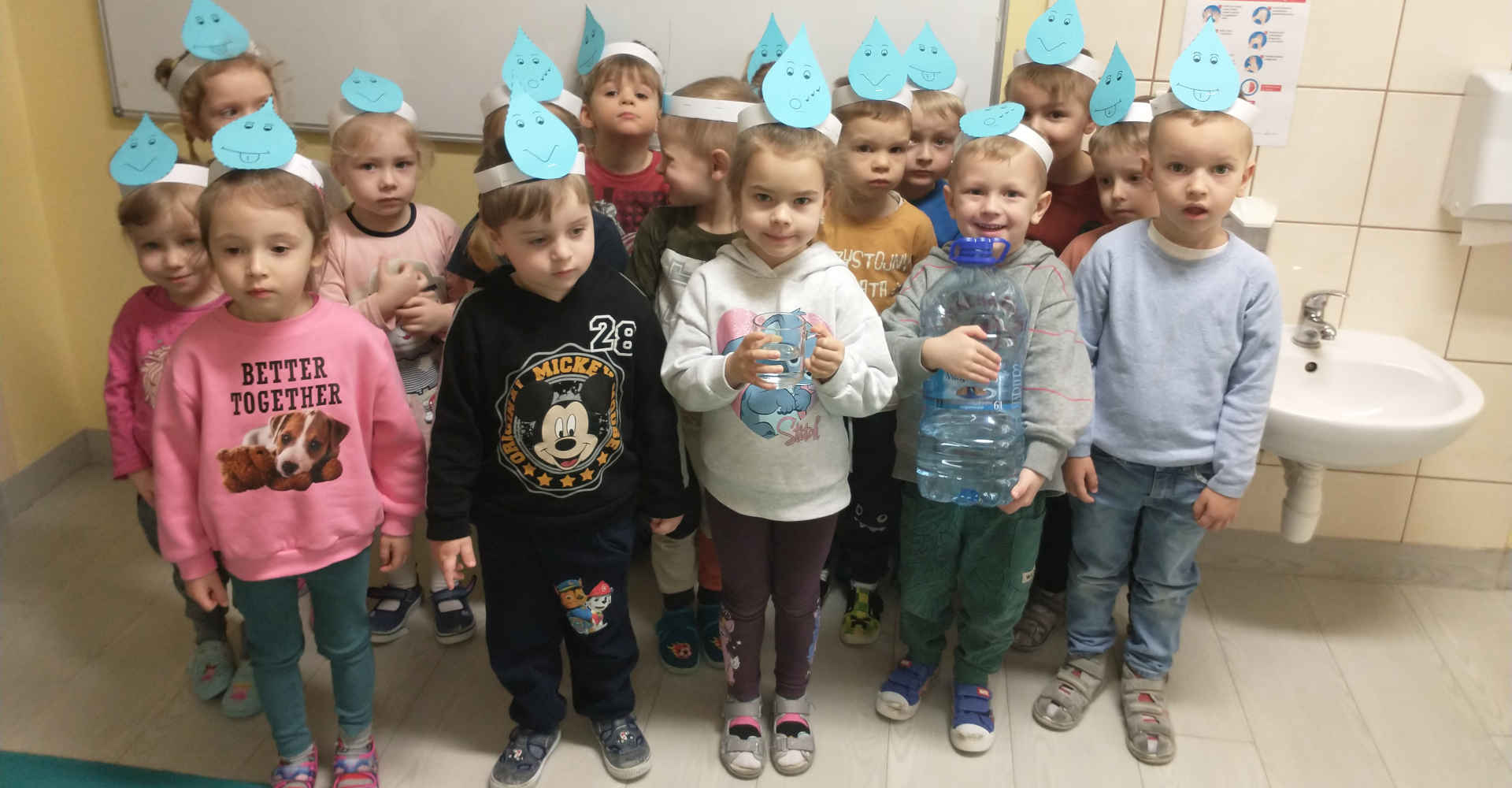Dzieci z niebieskimi kropelkami