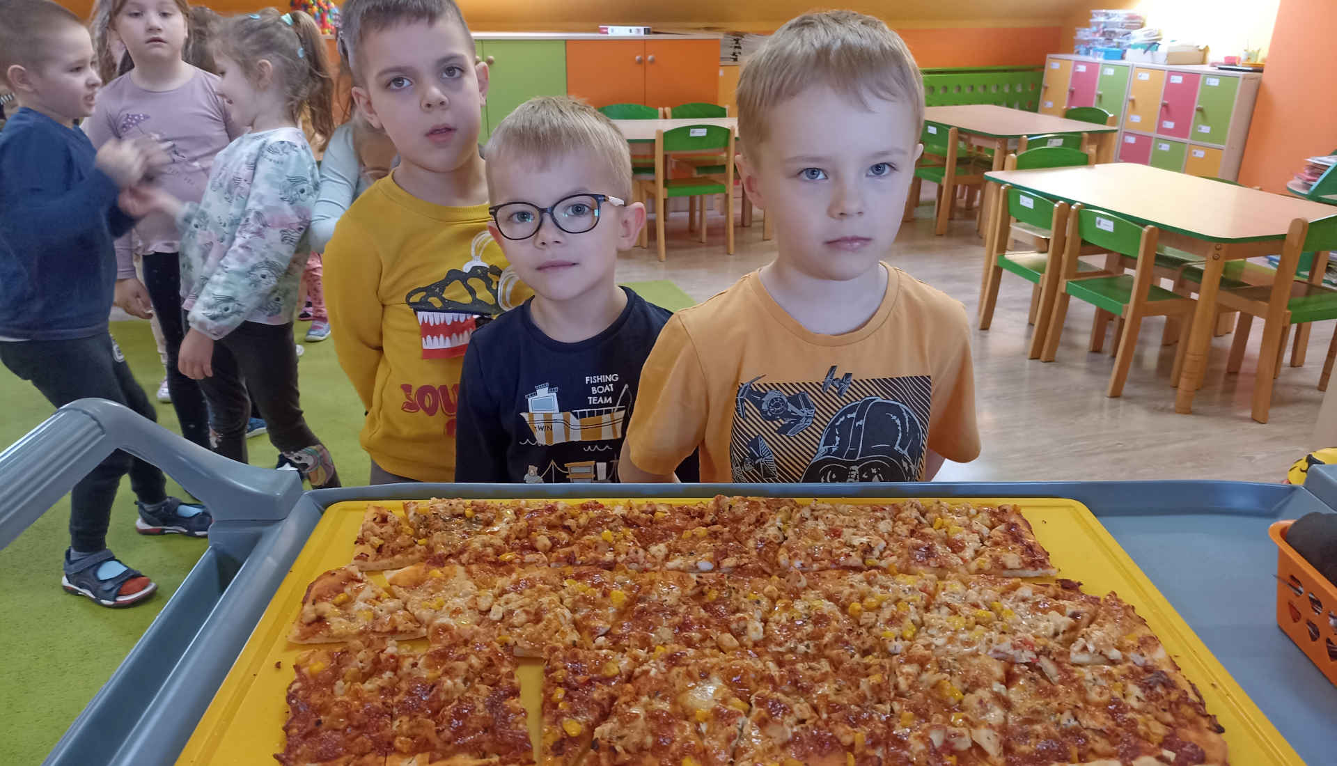 Chłopcy przed pizzą