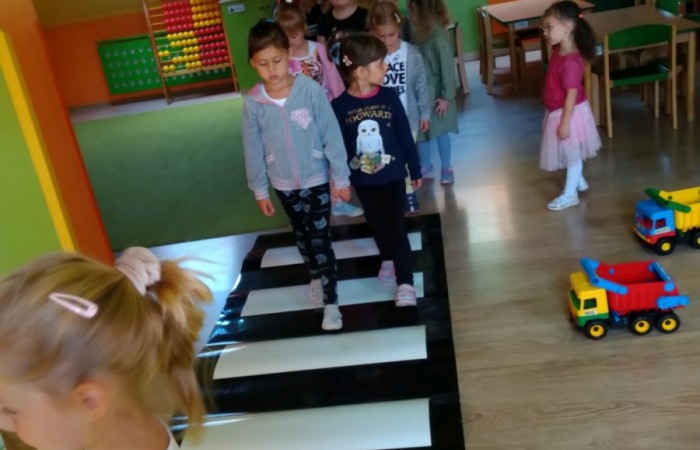 „Bezpieczna droga do przedszkola” – „Tygrysy” poznają zasady ruchu drogowego