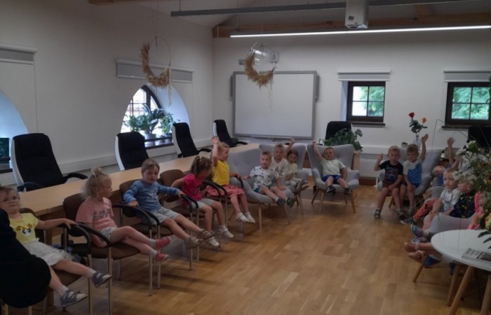 Wakacyjna wizyta przedszkolaków w Bibliotece