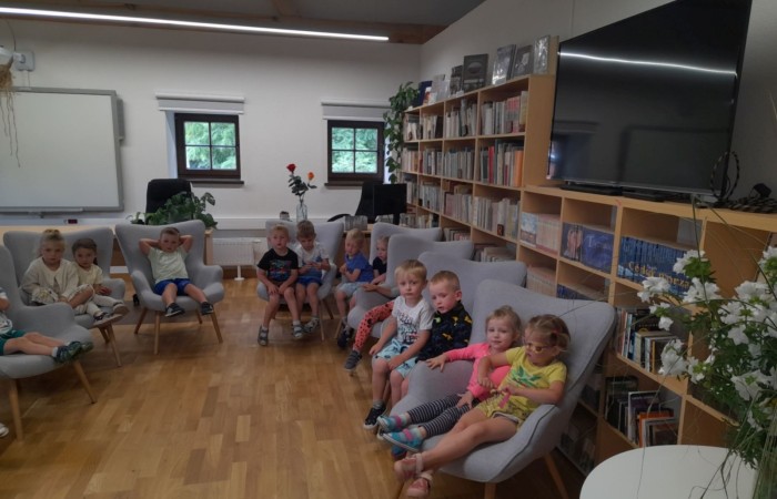 Wakacyjna wizyta przedszkolaków w Bibliotece