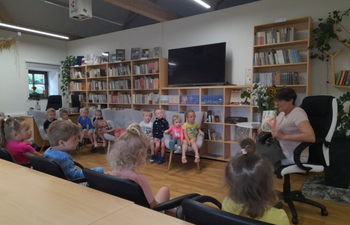 Wakacyjna wizyta przedszkolaków w Bibliotece