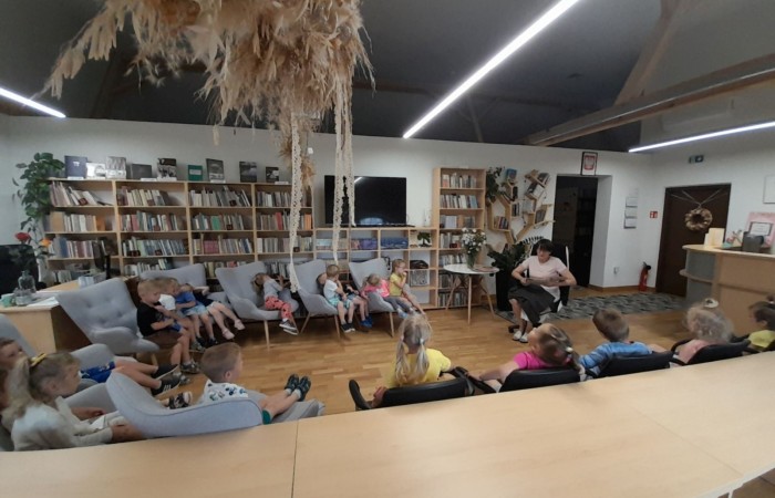 Wakacyjna wizyta przedszkolaków w Bibliotece