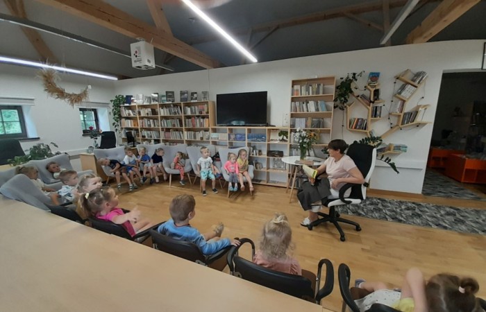 Wakacyjna wizyta przedszkolaków w Bibliotece