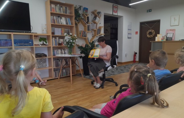 Wakacyjna wizyta przedszkolaków w Bibliotece