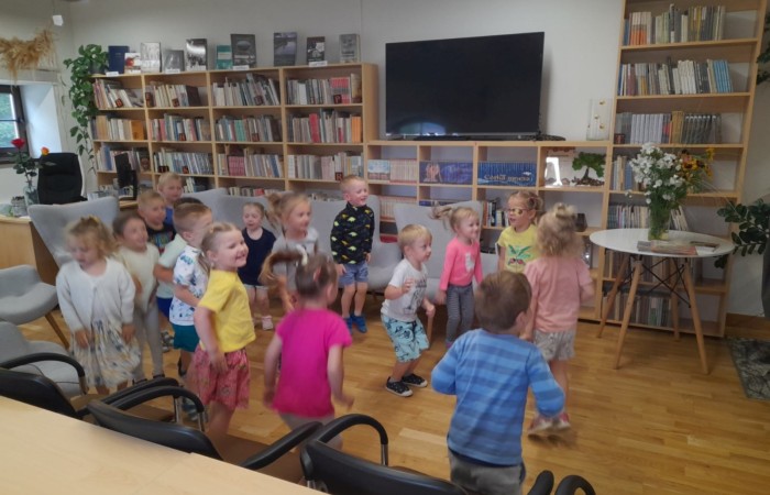 Wakacyjna wizyta przedszkolaków w Bibliotece