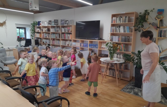Wakacyjna wizyta przedszkolaków w Bibliotece