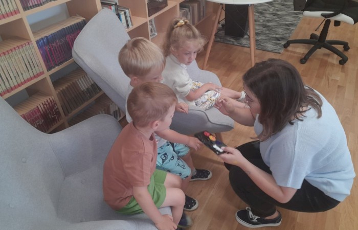 Wakacyjna wizyta przedszkolaków w Bibliotece