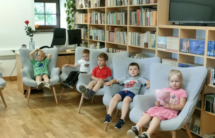 Wakacyjna wizyta przedszkolaków w Bibliotece
