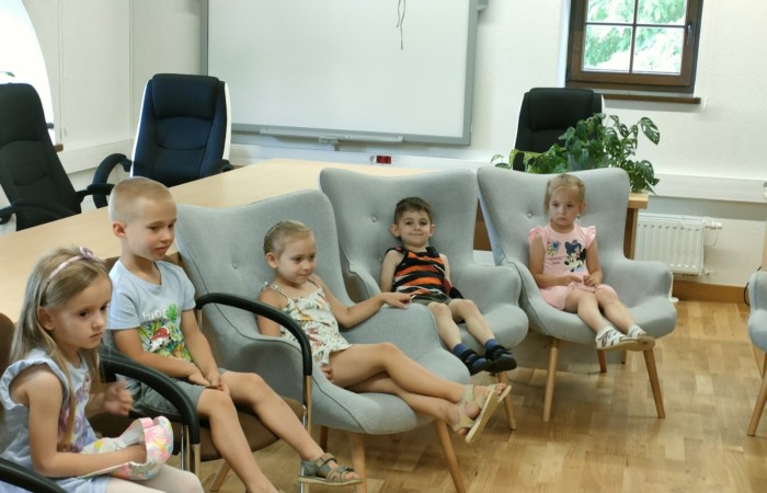 Wakacyjna wizyta przedszkolaków w Bibliotece