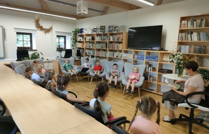 Wakacyjna wizyta przedszkolaków w Bibliotece