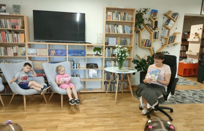 Wakacyjna wizyta przedszkolaków w Bibliotece