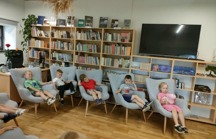 Wakacyjna wizyta przedszkolaków w Bibliotece