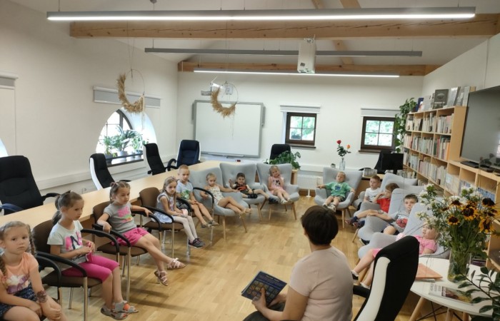 Wakacyjna wizyta przedszkolaków w Bibliotece