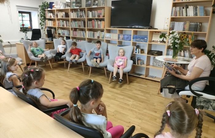 Wakacyjna wizyta przedszkolaków w Bibliotece