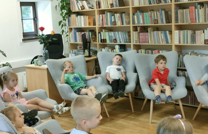 Wakacyjna wizyta przedszkolaków w Bibliotece