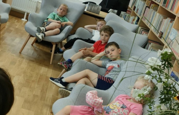 Wakacyjna wizyta przedszkolaków w Bibliotece