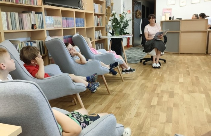 Wakacyjna wizyta przedszkolaków w Bibliotece