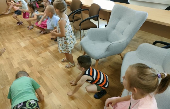 Wakacyjna wizyta przedszkolaków w Bibliotece