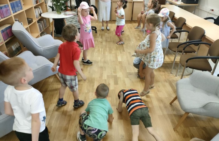 Wakacyjna wizyta przedszkolaków w Bibliotece