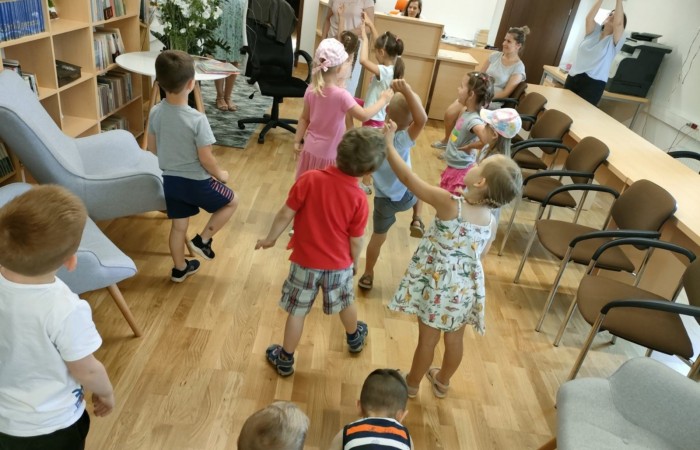 Wakacyjna wizyta przedszkolaków w Bibliotece