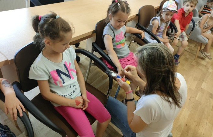 Wakacyjna wizyta przedszkolaków w Bibliotece