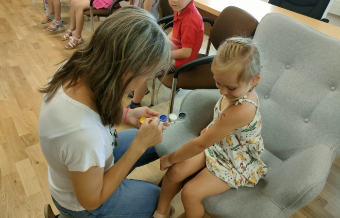 Wakacyjna wizyta przedszkolaków w Bibliotece