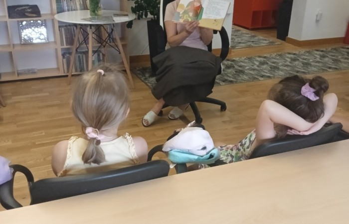 Wakacyjna wizyta przedszkolaków w Bibliotece