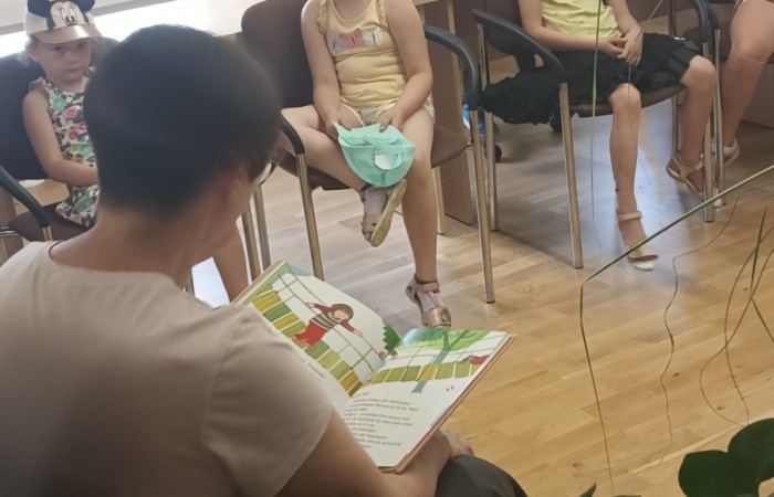 Wakacyjna wizyta przedszkolaków w Bibliotece