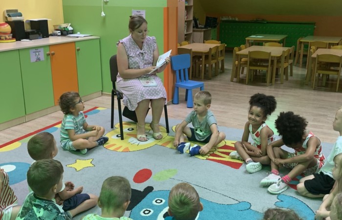 Rodzice Smerfów czytają bajki w ramach innowacji ,,Magiczna moc książek”
