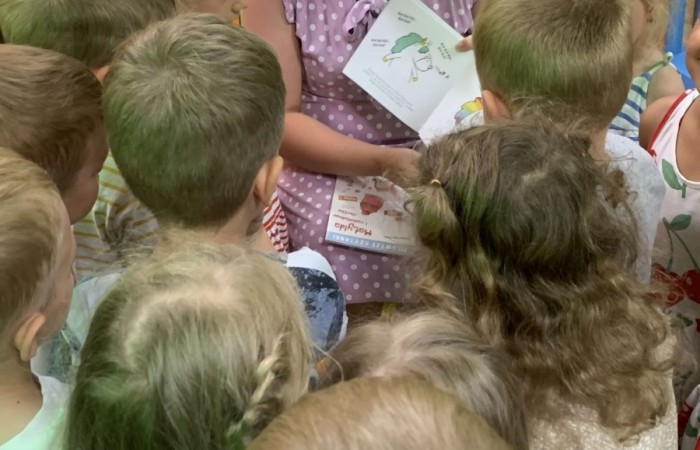 Rodzice Smerfów czytają bajki w ramach innowacji ,,Magiczna moc książek”